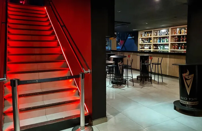 Escadas e bar do lounge Spicy Club balada liberal SP